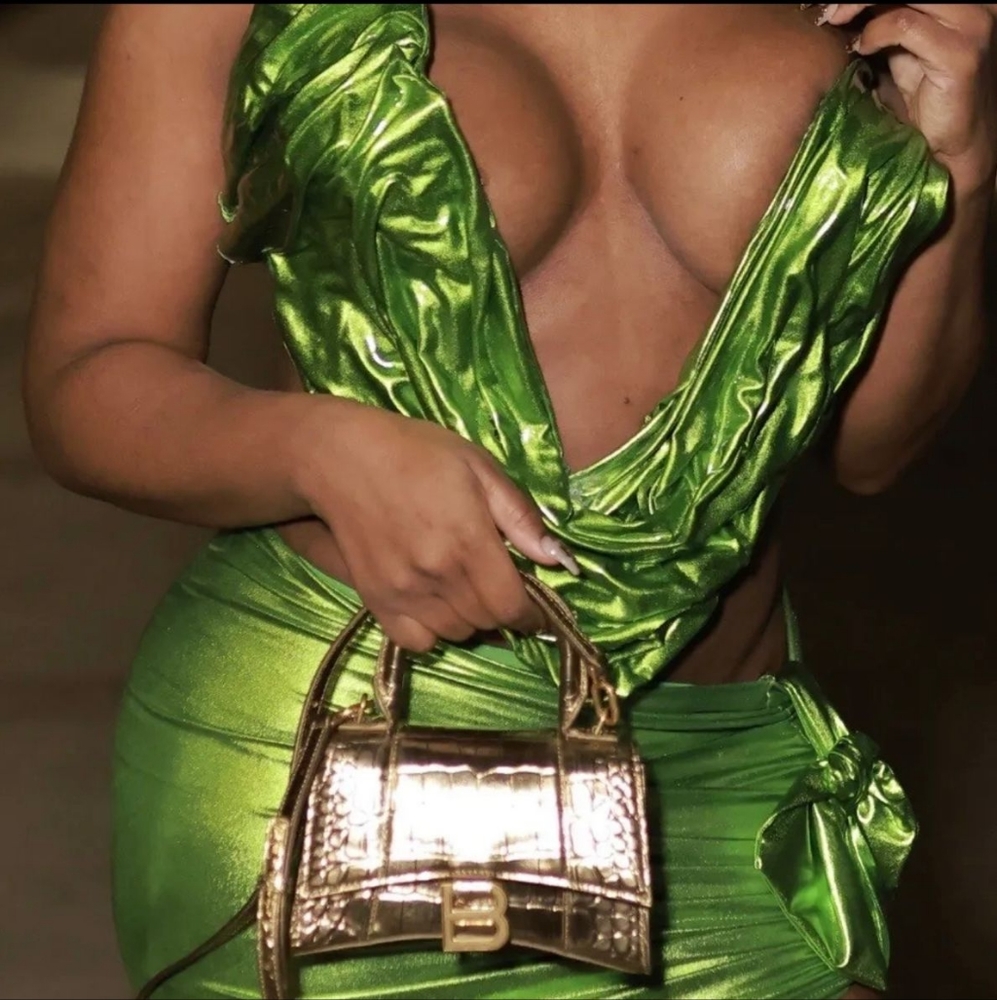 Stunning Calechie metallic top in green.
